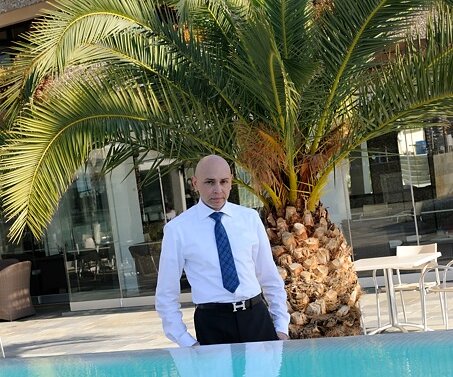 _DSC0027 Markos by the pool at Crowne Plaza.