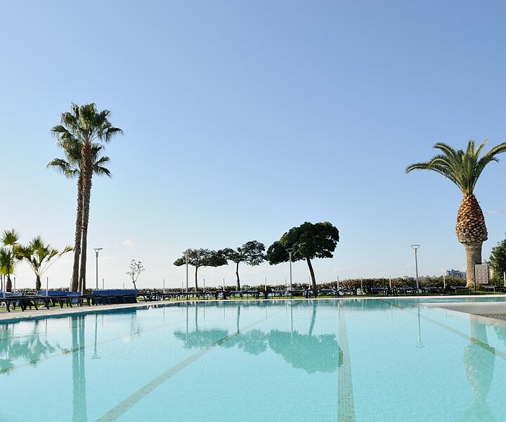 _DSC0031 By the pool at Crowne Plaza.