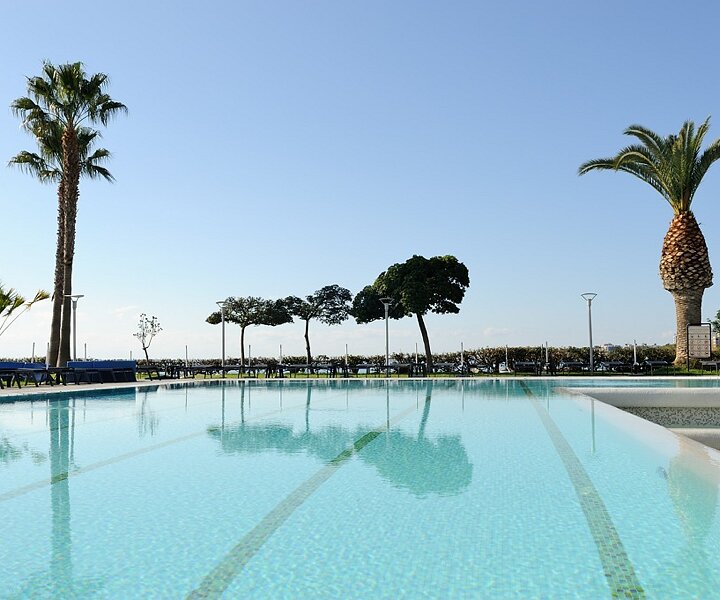 _DSC0033 By the pool at Crowne Plaza.