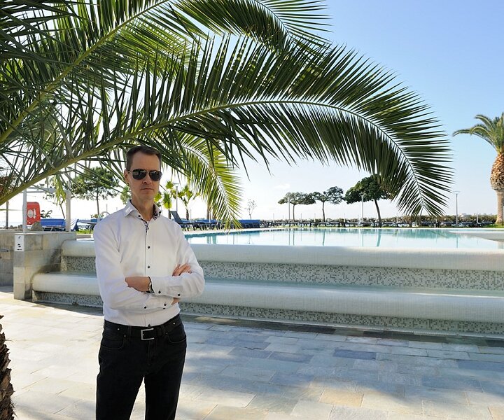 _DSC0038 Arto by the pool at Crowne Plaza.