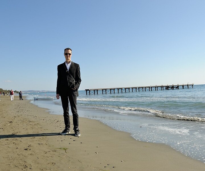 _DSC0054 Arto walking on the beach.