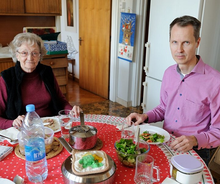 _DSC0001 Mum and Arto having lunch in the kitchen in Nicosia.