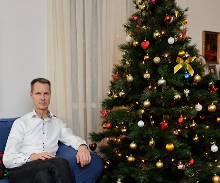 _DSC0007 Arto by the Christmas tree.