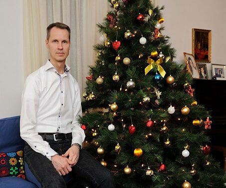 _DSC0008_1 Arto by the Christmas tree.