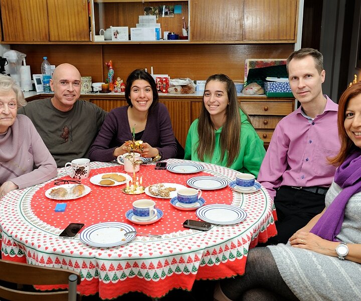 _DSC0015 In the kitchen in Nicosia: Mum, Nicos, Betty, Ingrid, Arto and Mina.