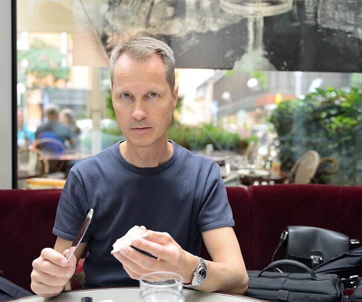 _DSC0047 Arto having lunch in Gallerian.