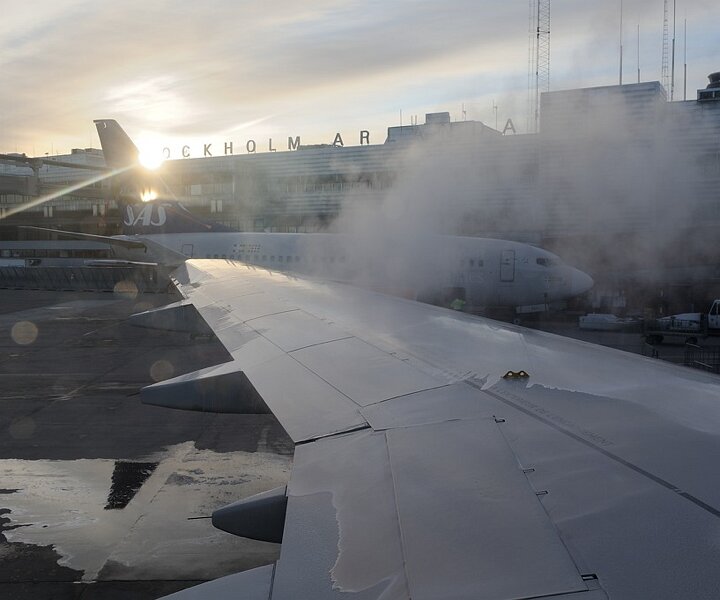 _DSC0002 Deicing of the aircraft at Stockholm Arlanda airport.