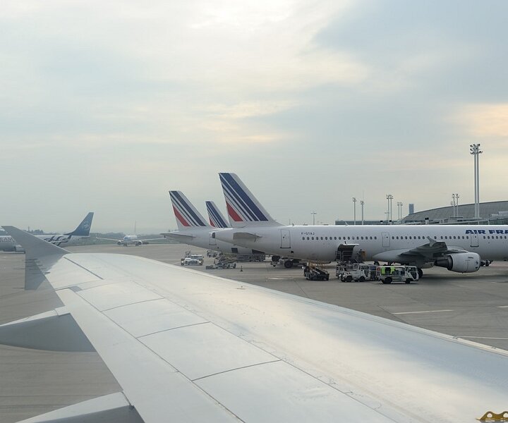 _DSC0029 Approaching the gate at Charles de Gaulle airport.