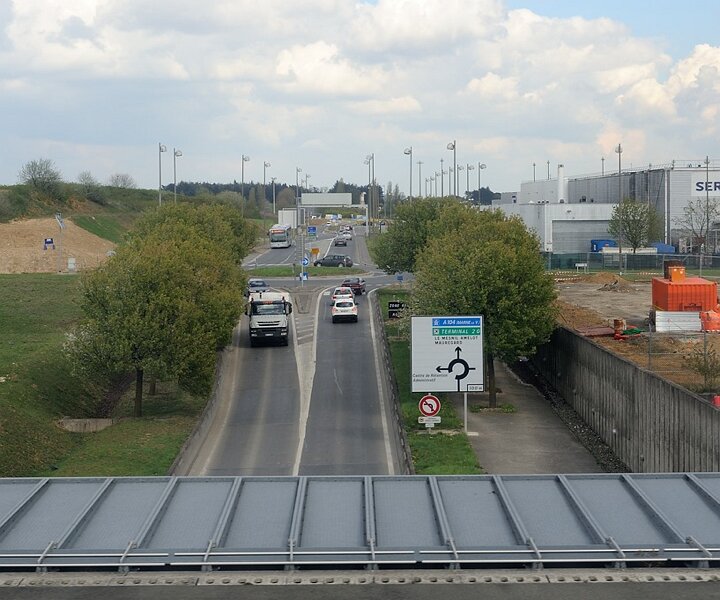 _DSC0002 Taxiing above the road at Charles de Gaulle airport.