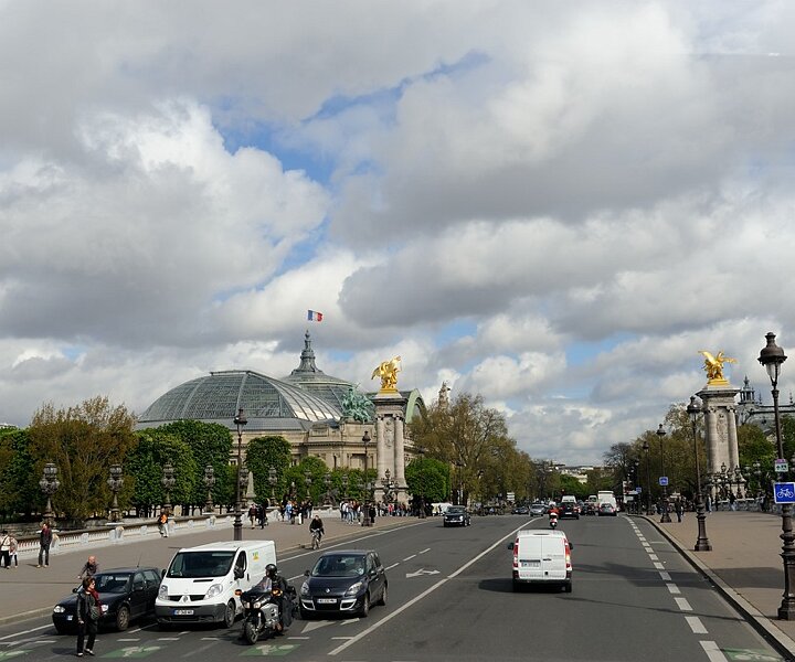 _DSC0015 View at a bridge over the Seine, the Grand Palais to the left.