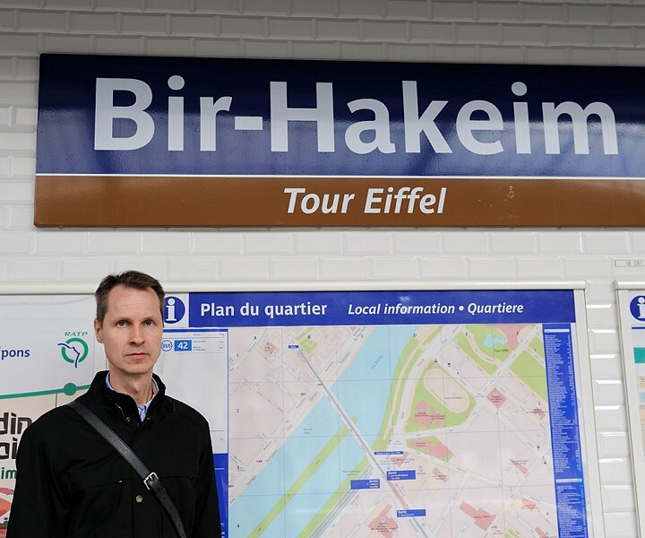 _DSC0052 Arto at the Bir-Hakeim metro station.