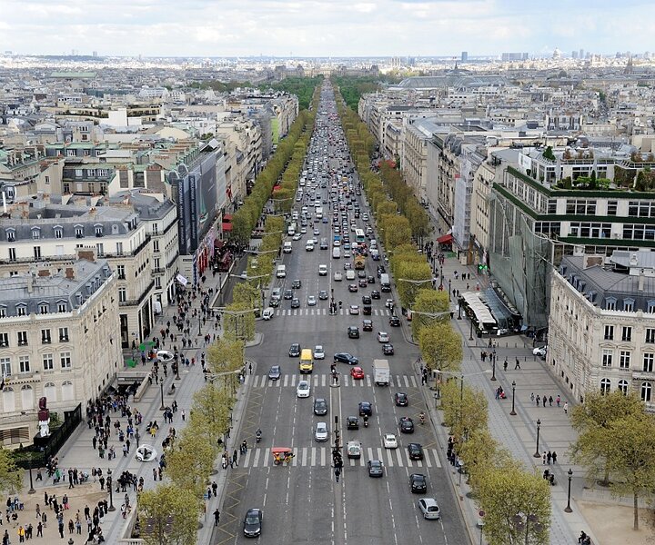 _DSC0058 View of Avenue des Champs-Élysées from the Arc de Triomphe.