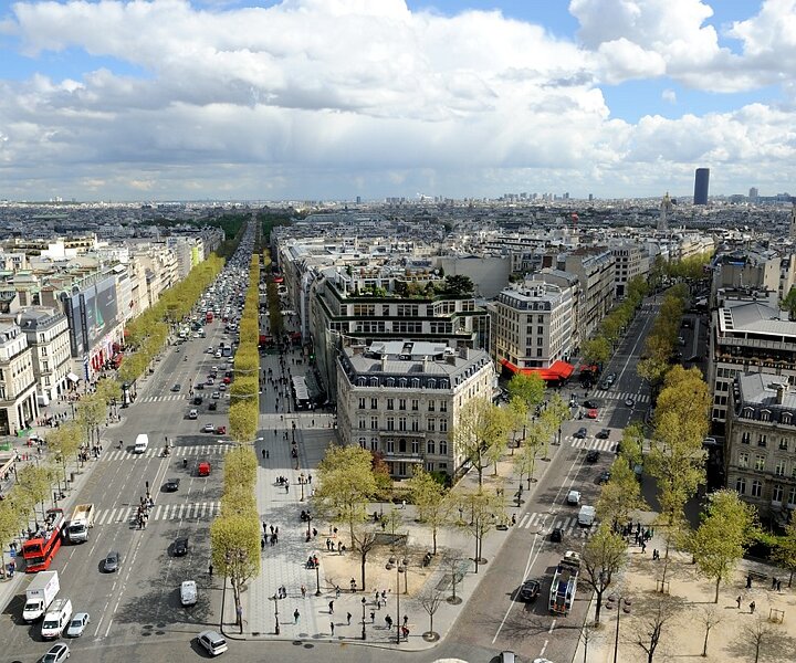 _DSC0072 View from the top of the Arc de Triomphe. Avenue des Champs-Élysées to the left.