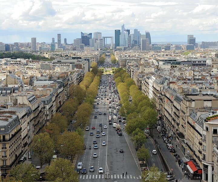 _DSC0074 View from the top of the Arc de Triomphe. La Défense in the background.