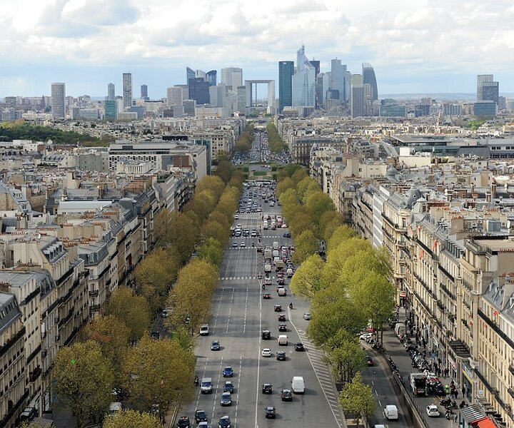 _DSC0076 View from the top of the Arc de Triomphe. La Défense in the background.