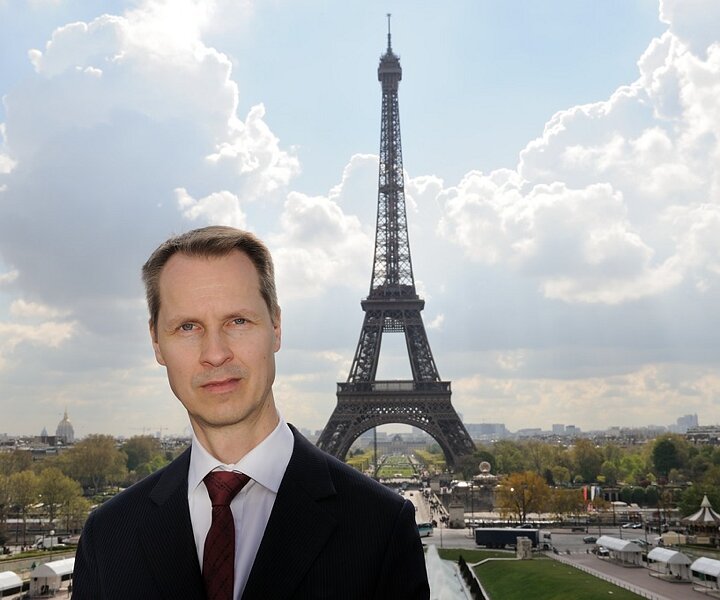 _DSC0015 Arto at Trocadéro with the Eiffel tower in the background.