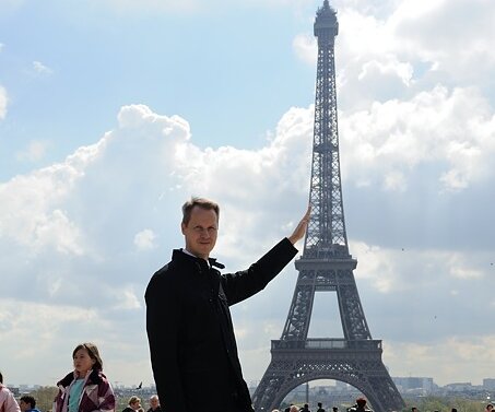 _DSC0022 Arto at Trocadéro touching the Eiffel tower.