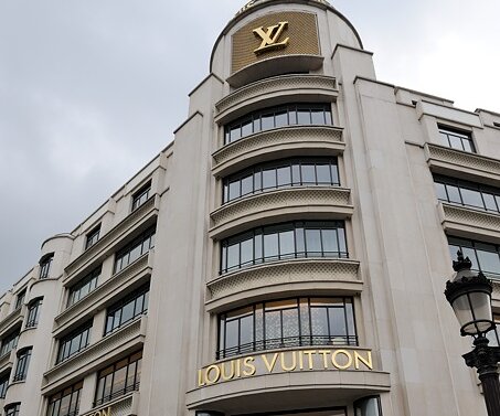 _DSC0073 The Louis Vuitton flagship store at the corner of Avenue des Champs-Élysées and Avenue George V.