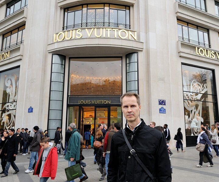 _DSC0078 Arto at the Louis Vuitton flagship store.