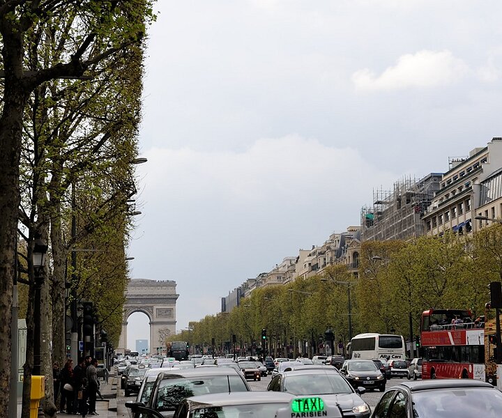 _DSC0079 At Avenue des Champs-Élysées.