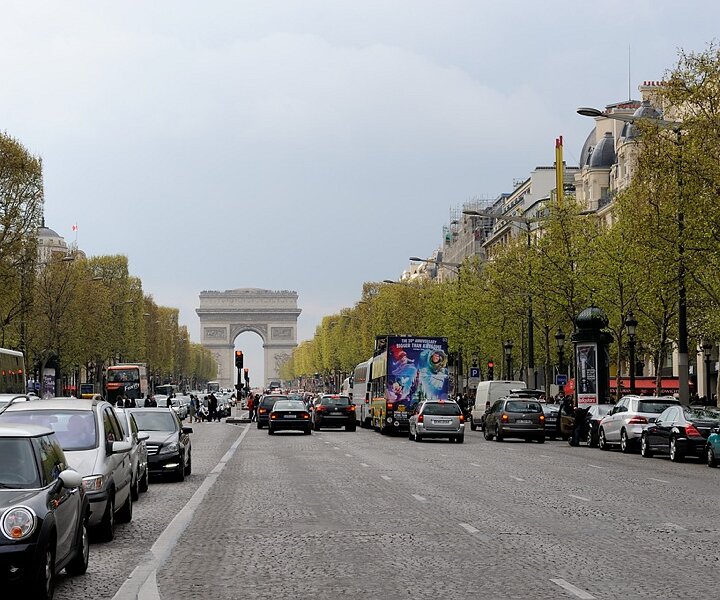_DSC0081 At Avenue des Champs-Élysées.