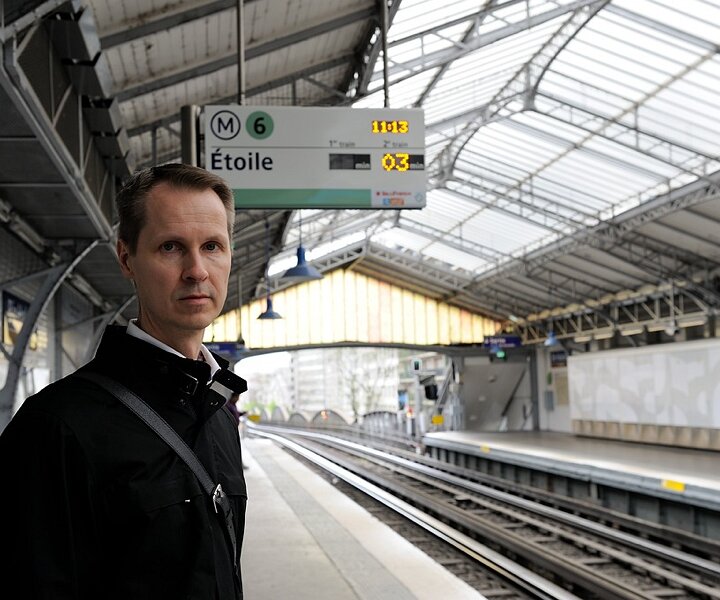_DSC0002 Arto at the Bir-Hakeim metro station, going towards …toile.