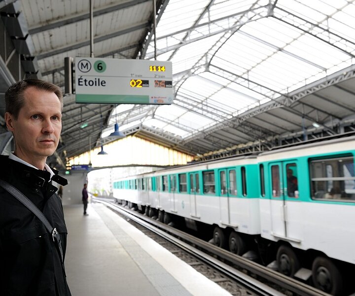 _DSC0004 Arto at the Bir-Hakeim metro station, going towards …toile.
