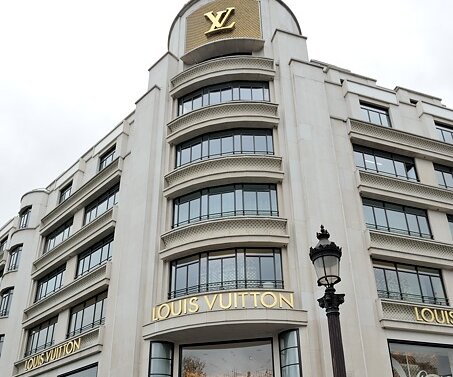_DSC0006 Markos at the Louis Vuitton flagship store, at the corner of Avenue des Champs-Élysées and Avenue George V.