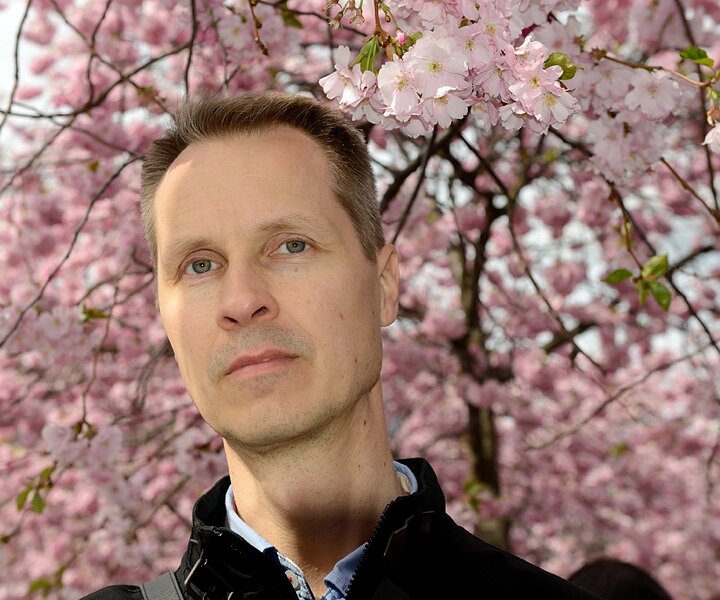 _DSC0019 Arto under the cherry trees in Kungsträdgården.