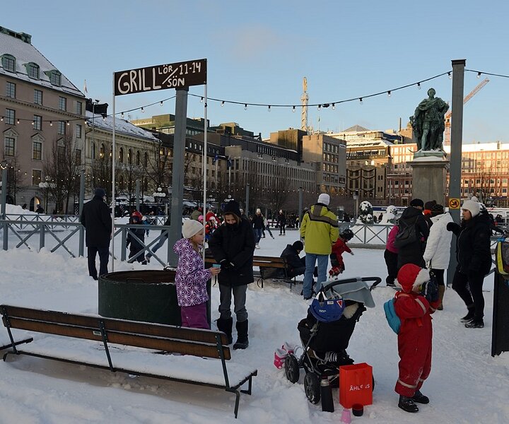 _DSC0003 People in Kungsträdgården, enjoying some daylight.