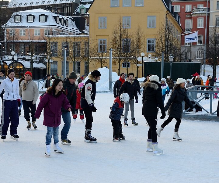 _DSC0021 People ice skating in Kungsträdgården.