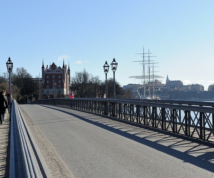 _DSC0013 Walking over Skeppsholmsbron.