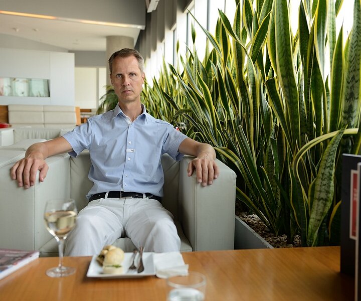 _DSC0002 Arto in the lounge at Larnaca airport.