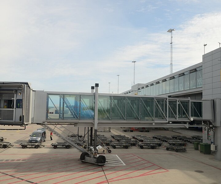 _DSC0037 Docking at the gate at Arlanda airport in Stockholm.