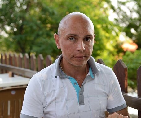 _DSC0024 Markos having loukoumades in the village of Platres.