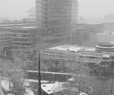 _DSC0002-2 View of Kurfürstendamm from the hotel. Snowing.