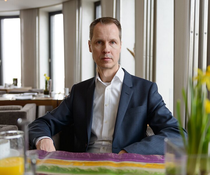 _DSC0002 Arto at the Club Etoile Lounge at Hotel Concorde Berlin for breakfast.