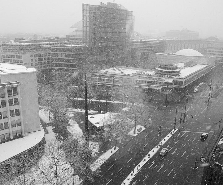 _DSC0003-2 View of Kurfürstendamm from the hotel. Snowing.