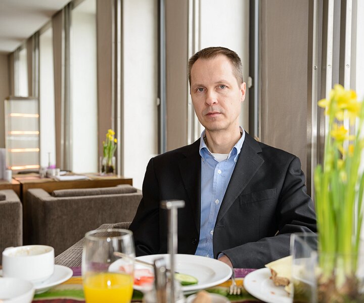 _DSC0003 Arto at the Club Etoile Lounge at Hotel Concorde Berlin for breakfast.
