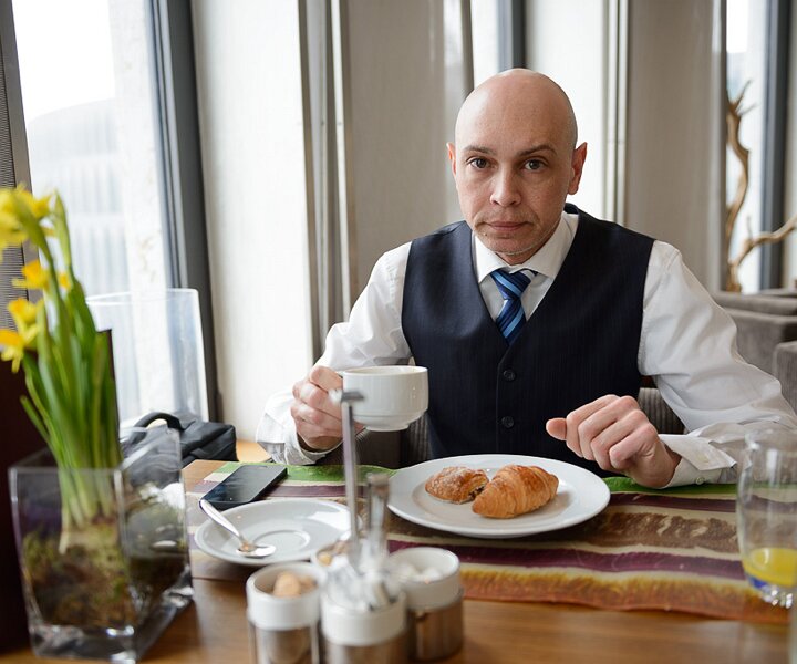 _DSC0006 Markos at the Club Etoile Lounge at Hotel Concorde Berlin for breakfast.