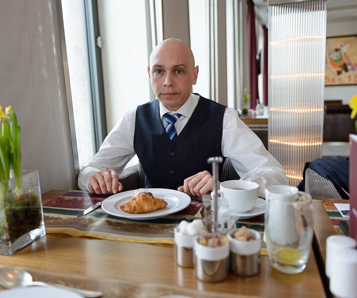 _DSC0008 Markos at the Club Etoile Lounge at Hotel Concorde Berlin for breakfast.