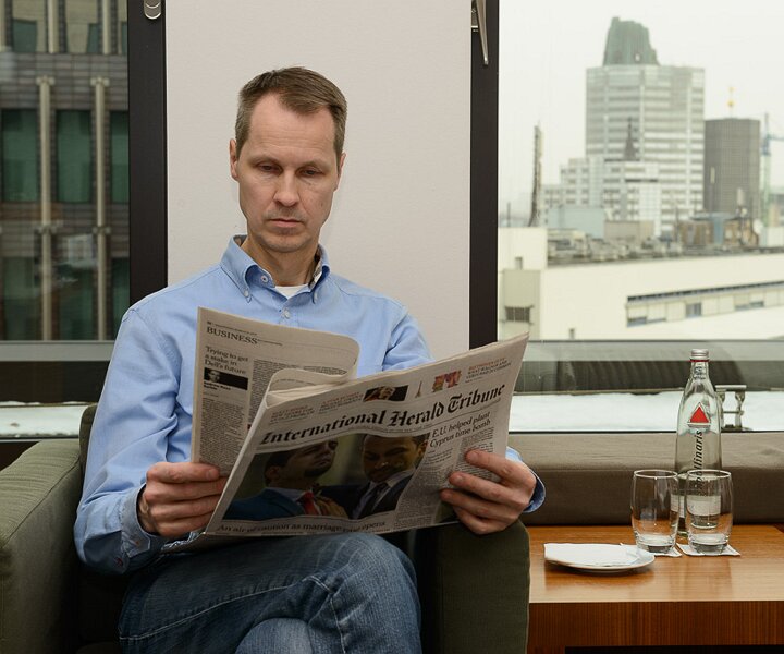 _DSC0018 Arto in the hotel room reading.