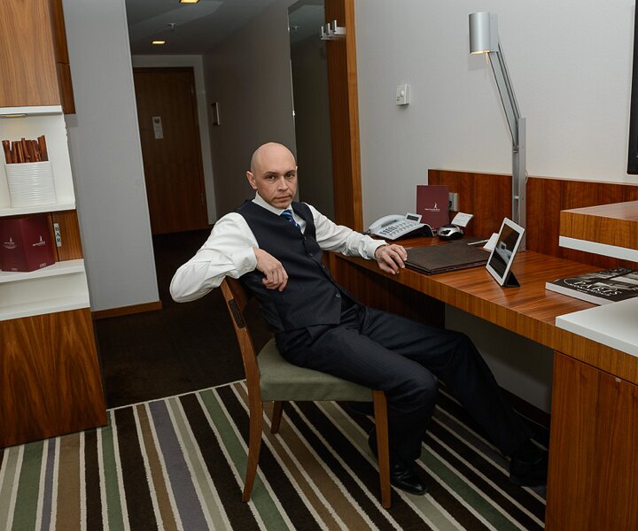 _DSC0036 Markos in the hotel room.