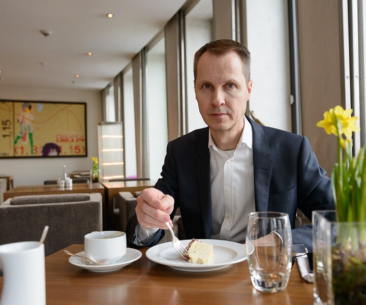 _DSC0048 Arto at the Club Etoile Lounge at Hotel Concorde Berlin for afternoon coffee.