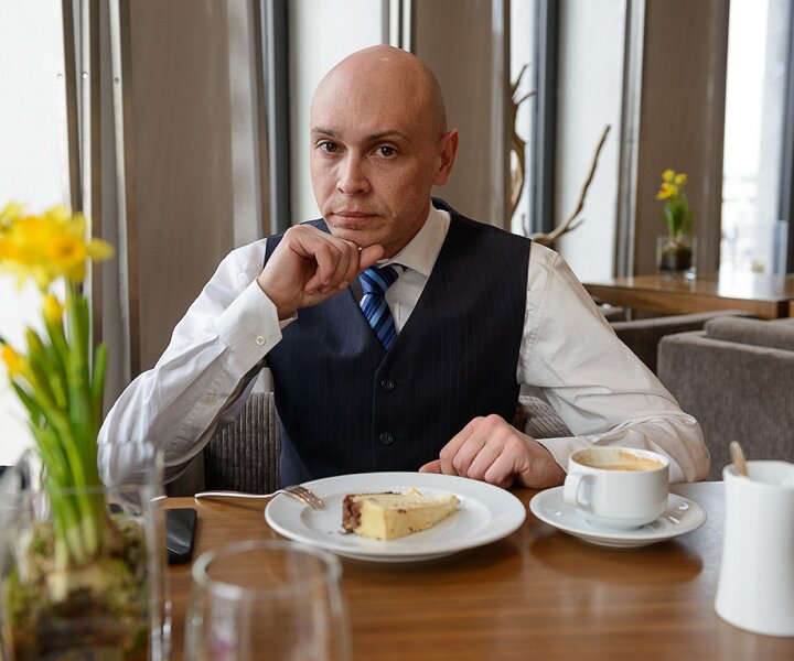 _DSC0050 Markos at the Club Etoile Lounge at Hotel Concorde Berlin for afternoon coffee.