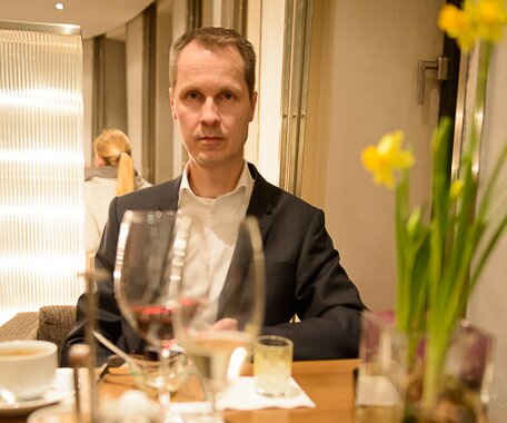 _DSC0092 Arto at the Club Etoile Lounge at Hotel Concorde Berlin in the evening.
