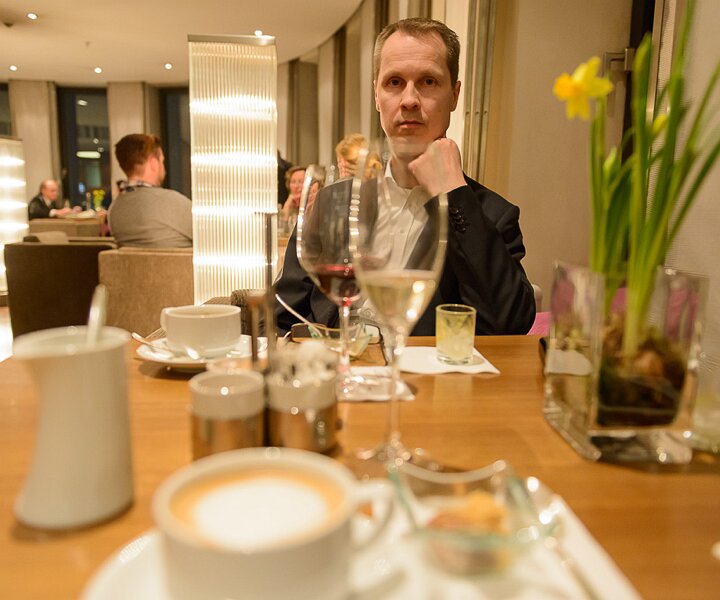 _DSC0095 Arto at the Club Etoile Lounge at Hotel Concorde Berlin in the evening.