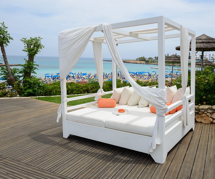 _DSC0029 Lounger on the deck at Capo Bay .
