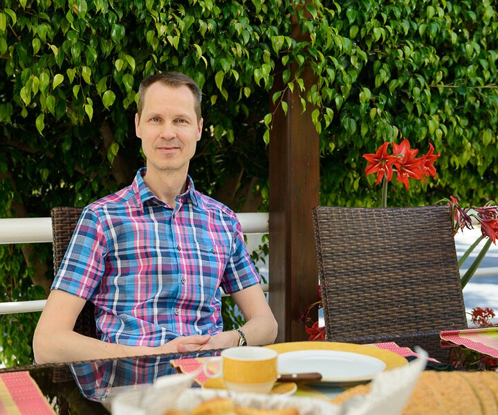 _DSC0001 Arto on the veranda at my brother's house, having breakfast.