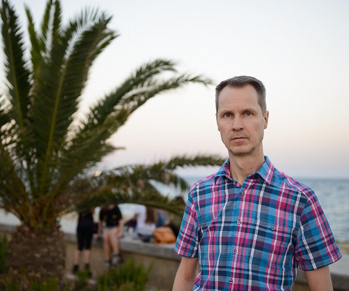 _DSC0015 Arto at the seaside promenade (Molos) in Limassol in the evening.